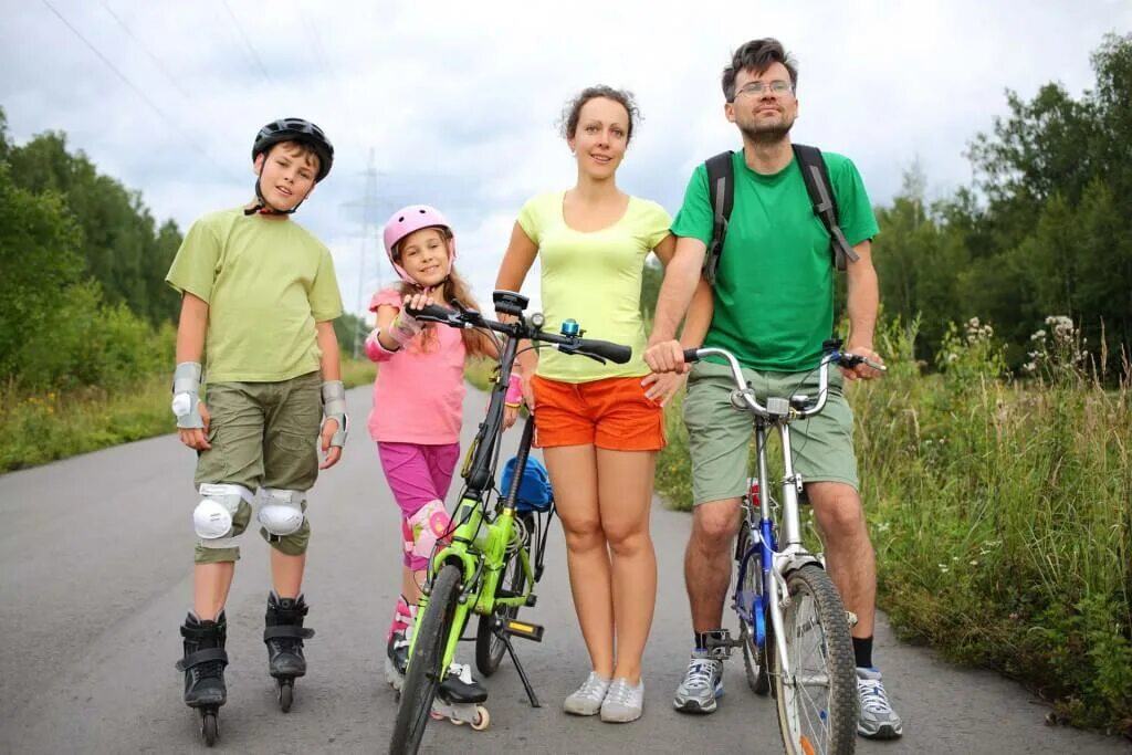 Спорт в год семьи. Спортивная семья на велосипедах. Сеьм язанмиается спортом. Прогулка на велосипеде семья. Велосипеды для всей семьи.