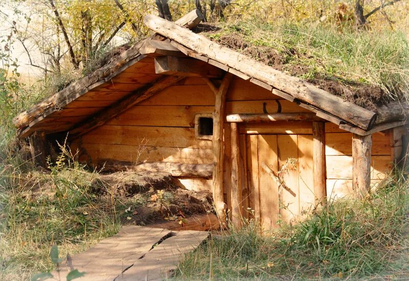 изба землянка. полуземлянка восточных славян. карамо землянка селькупов. землянка жилище древних славян. землянка и полуземлянка.