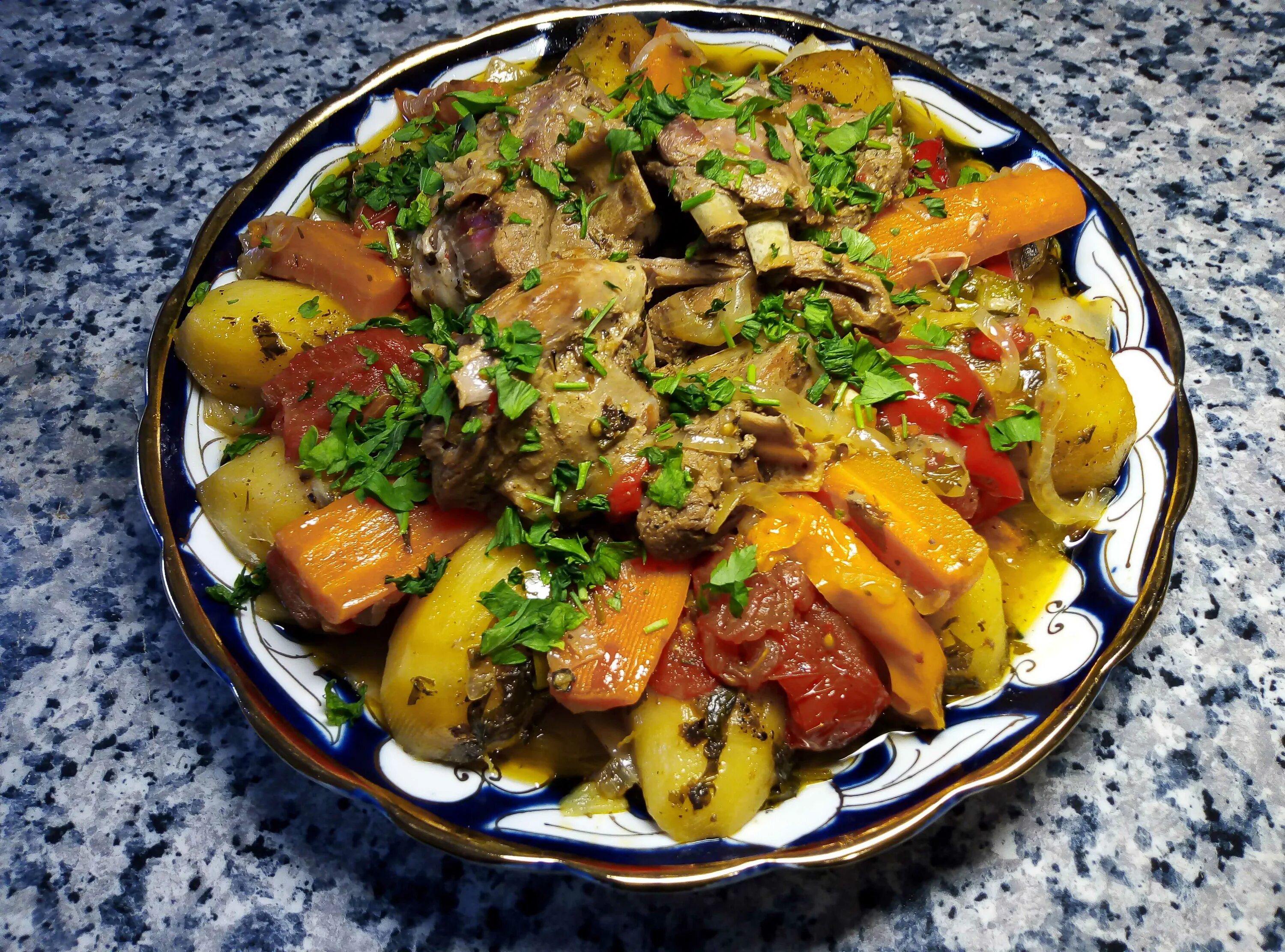 Мясо в казане с картошкой и овощами. Домляма по-узбекски в казане. думляма (домляма). дымляма в казане. узбекское блюдо дымляма.