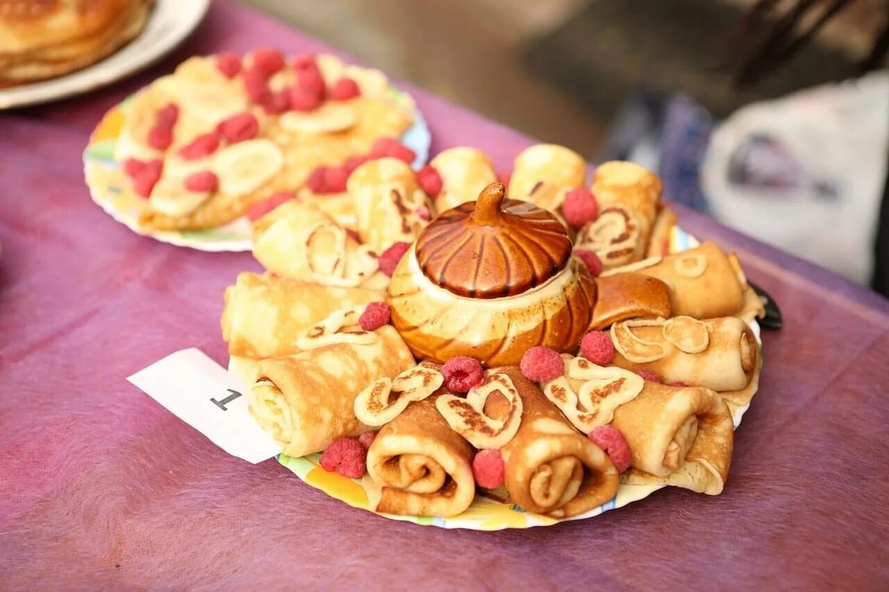 украшения из блинов. фигурки из блинов. оригинальные блины на масленицу. украшения из блинов. оригинальная подача блинов на масленицу.