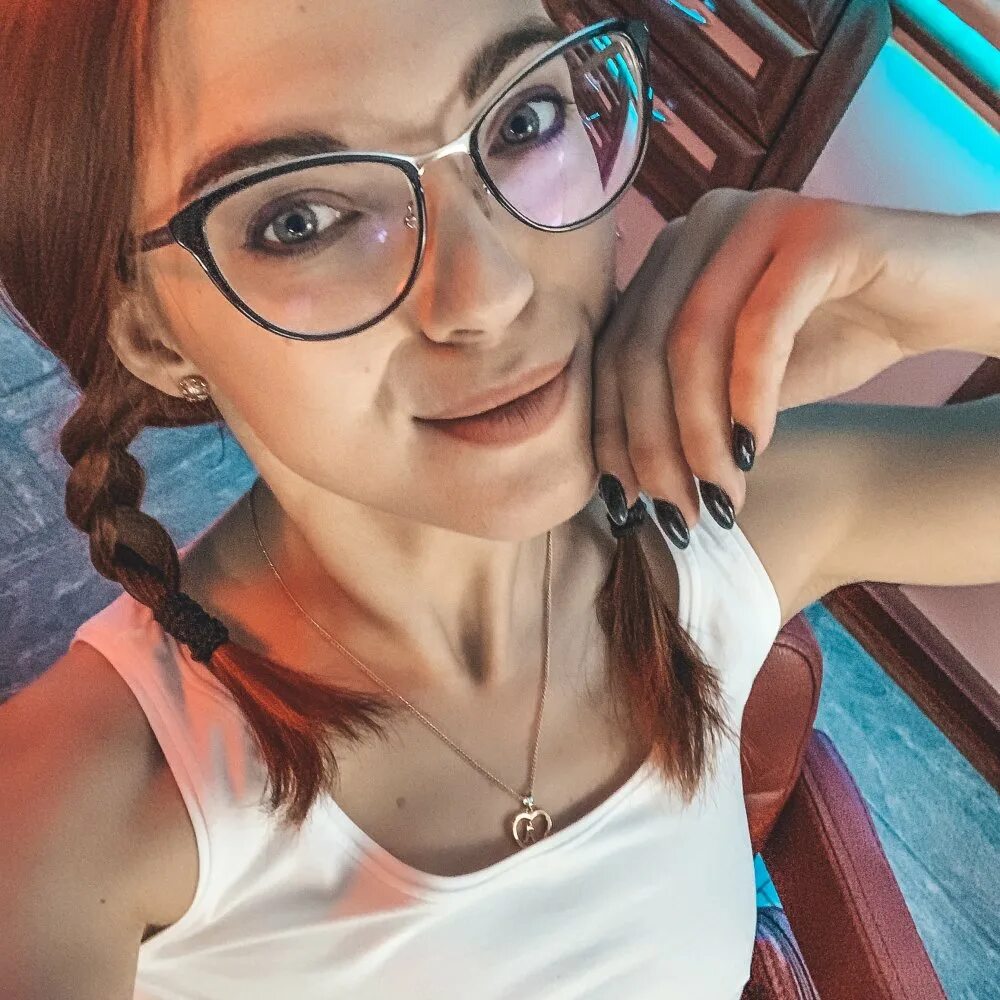 Alice_red @a1ice_red. Девушка в красном лате. A1ice red. Группа 4teens я краснею. Aromar in red елена sun.