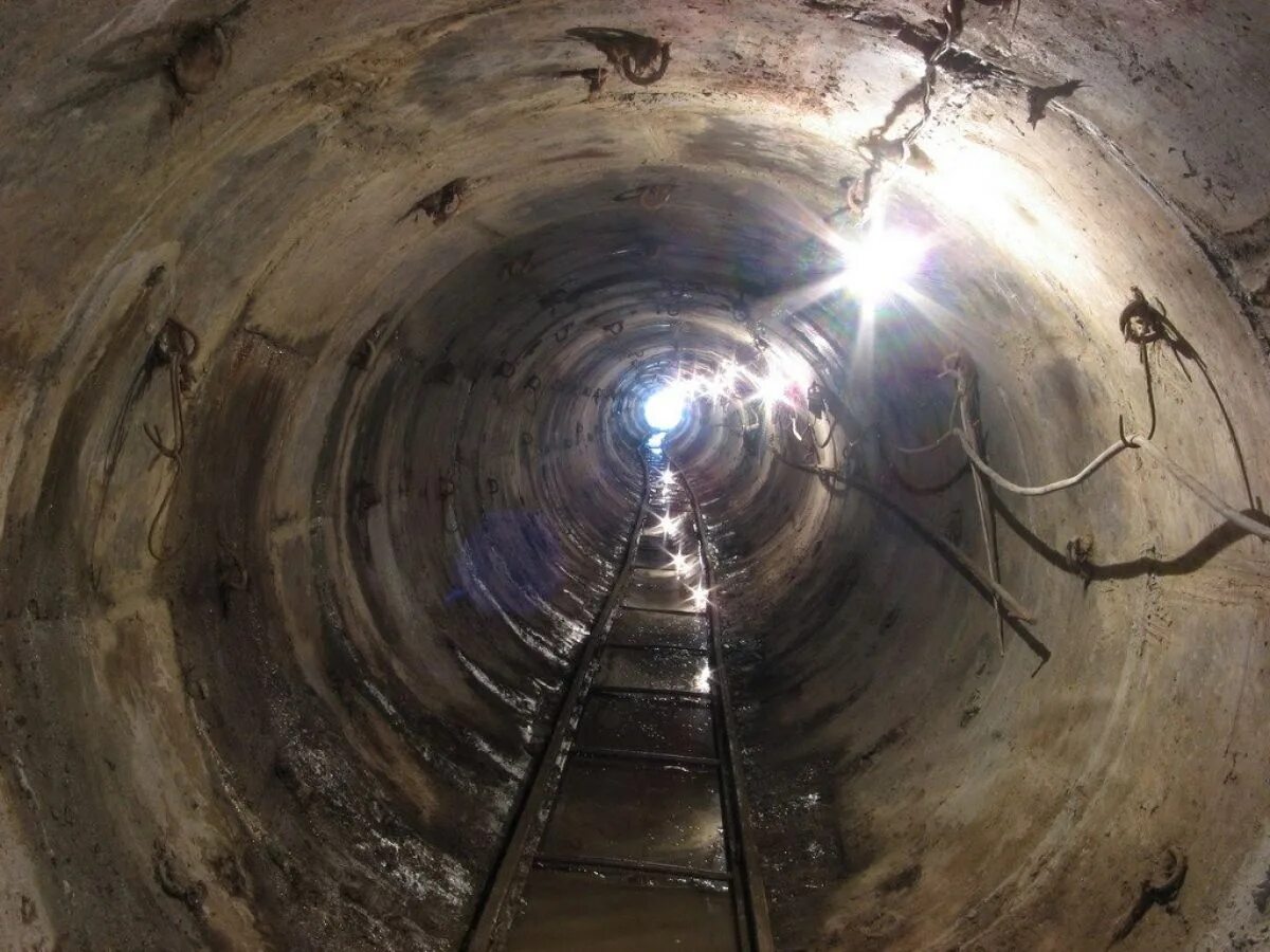 канализационный коллектор кирпичный 600х1100. городская канализация. технологический коллектор.