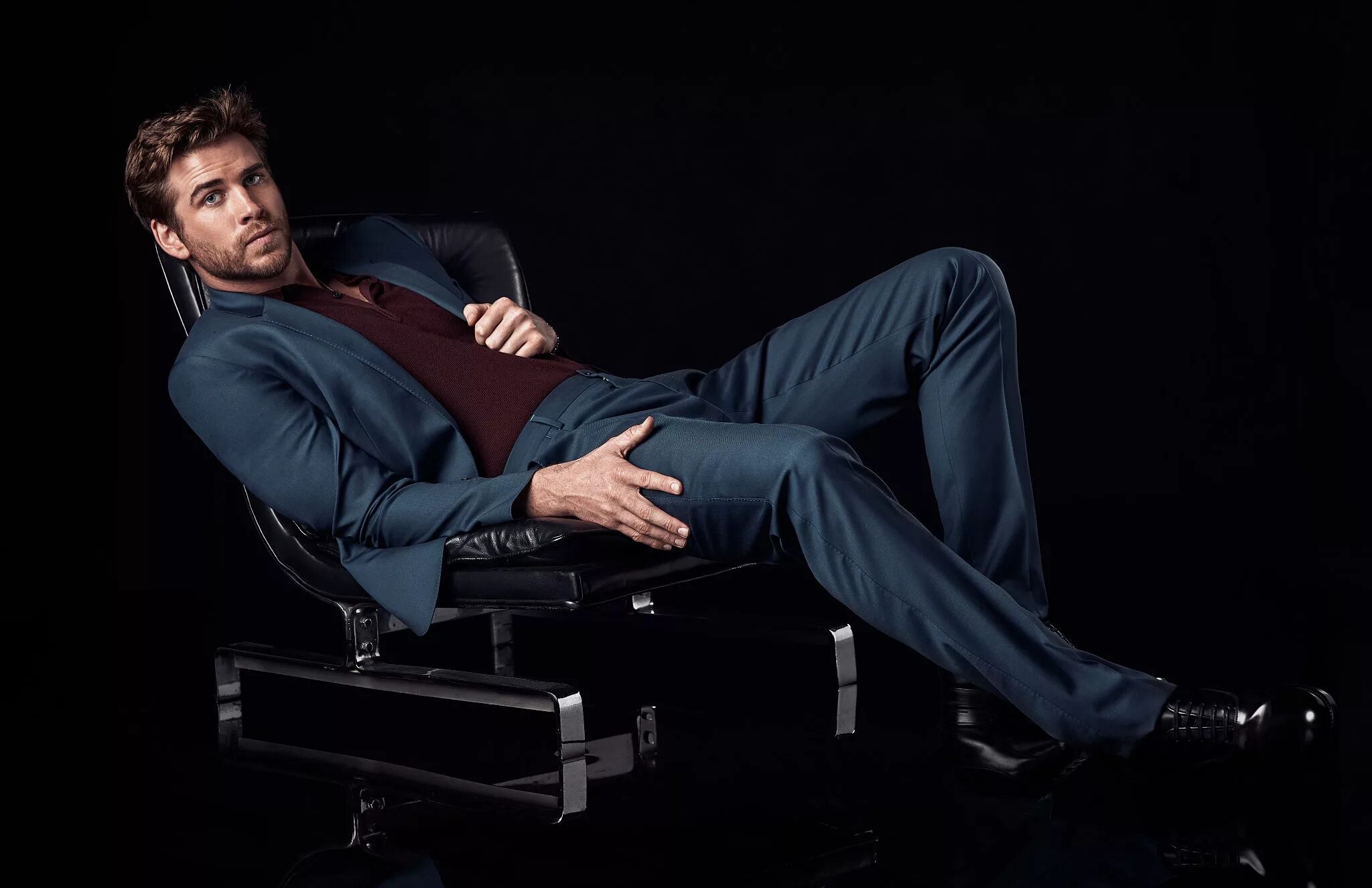 Liam Hemsworth Photoshoot. Мужчина в кресле. Мужчина в кожаном кресле. Парень в кресле. Сонник мужчины сидят