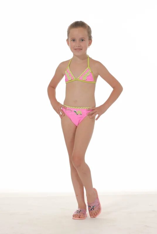 Imgrscr. Kid Bikini standing Side.