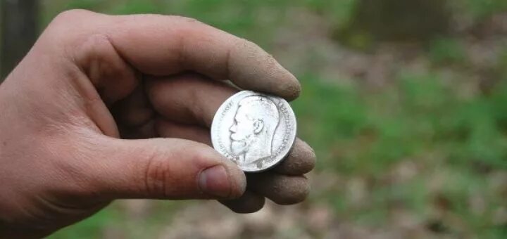 Какую монету можно поднимать. Поднять монетку. подними монету. серебряная монета с одной рукой. монеты в огне.