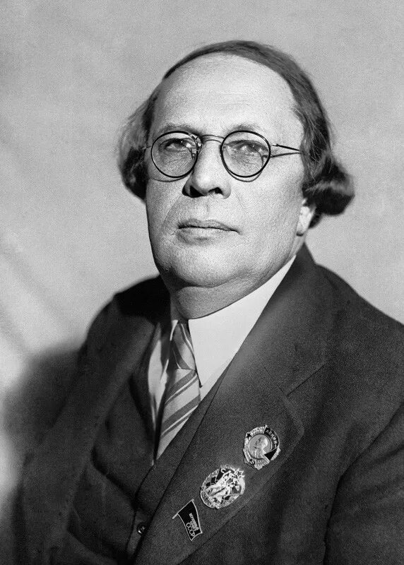 Писатель толстой первый. Алексей николаевич толстой. алексей николаевич толстой 1883 1945. алексей толстой писатель. алексей николаевич толстой портрет.