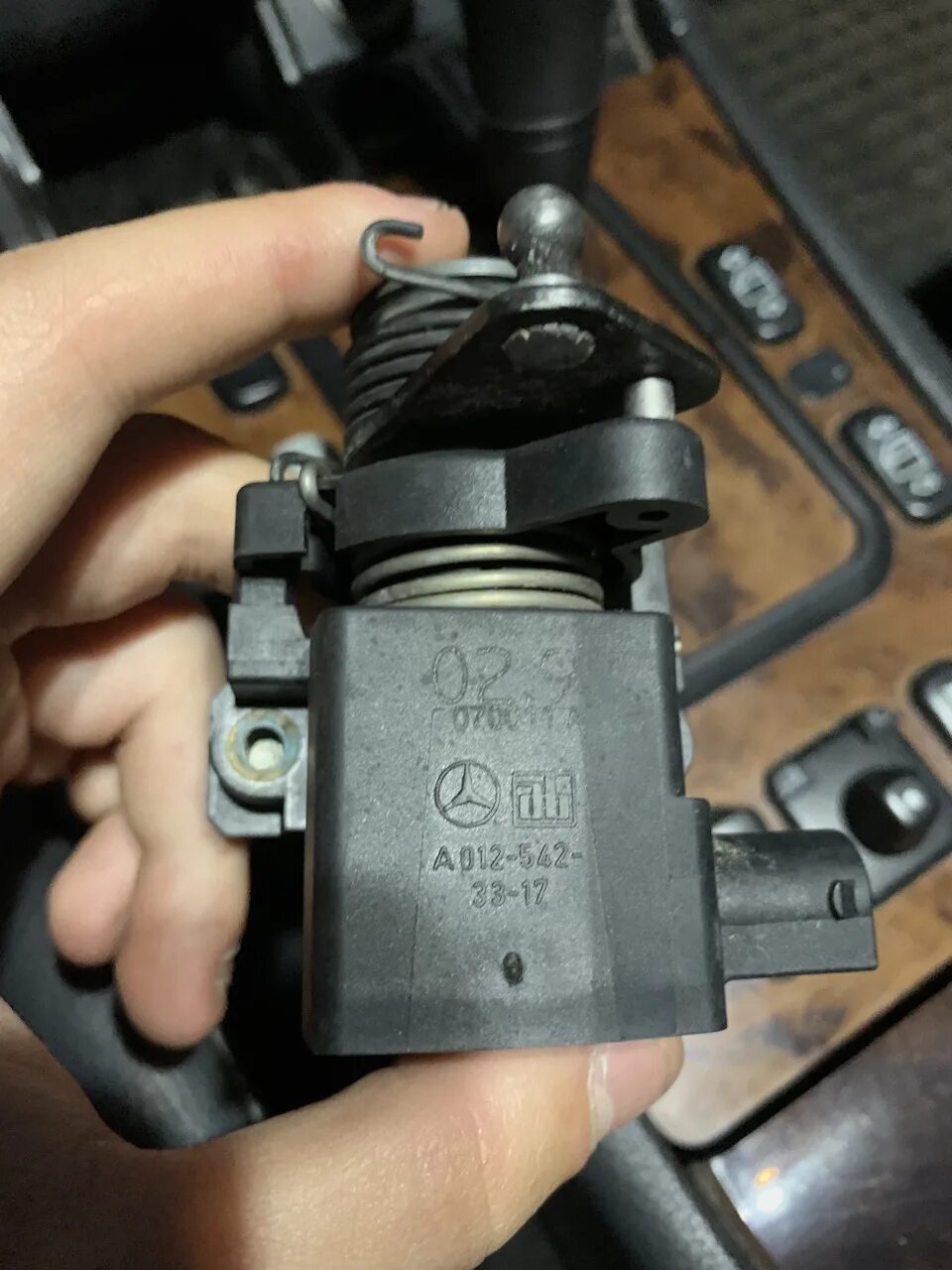Плавают обороты при малом газе на драйвер mercedes w203 на холодную. Провалы при нажатии на педаль газа на ниссан альмера. Фото мерседес 210 плюс под педалью газа. Прокладка дроссельная заслонка на мерседес w203 1. Датчик педали газа мерседес.