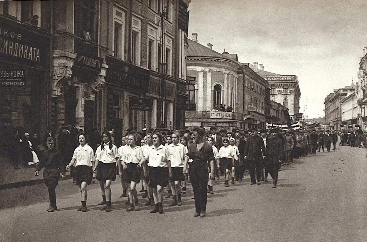 В начале 1928 года. Тверская улица 1920г. Москва 20-е годы 20 века. Тверская улица в 1920-х годах. Москва 20е годы.