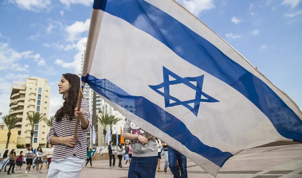 Человек с флагом Израиля. День флага в Израиле. Израильский флаг день независимости. Девушка с флагом Израиля. Сайт министерства израиля