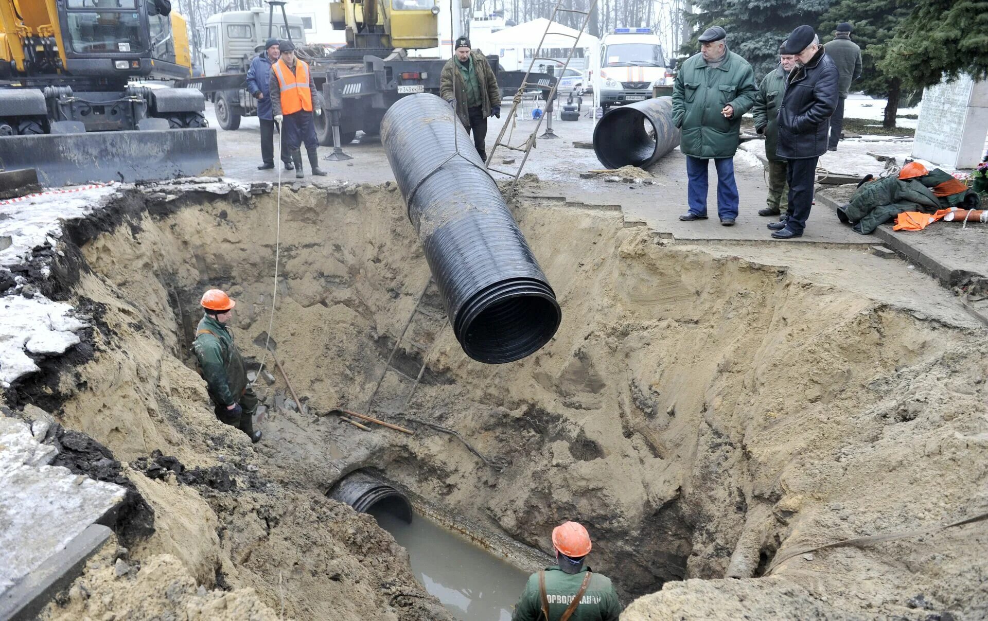 Реконструкция канализационного коллектора. Коллектор городской канализации. Реконструкция коллектора канализации. Ливневый коллектор.