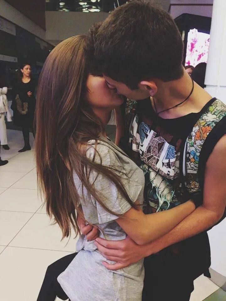 Фото поцелуя девушки с девушкой. Парень и девушка. Поцелуй парня и девушки. Парень и девушка 16 лет. Парень и девушка 14 лет.