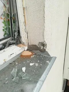 Разбил окно квартиры