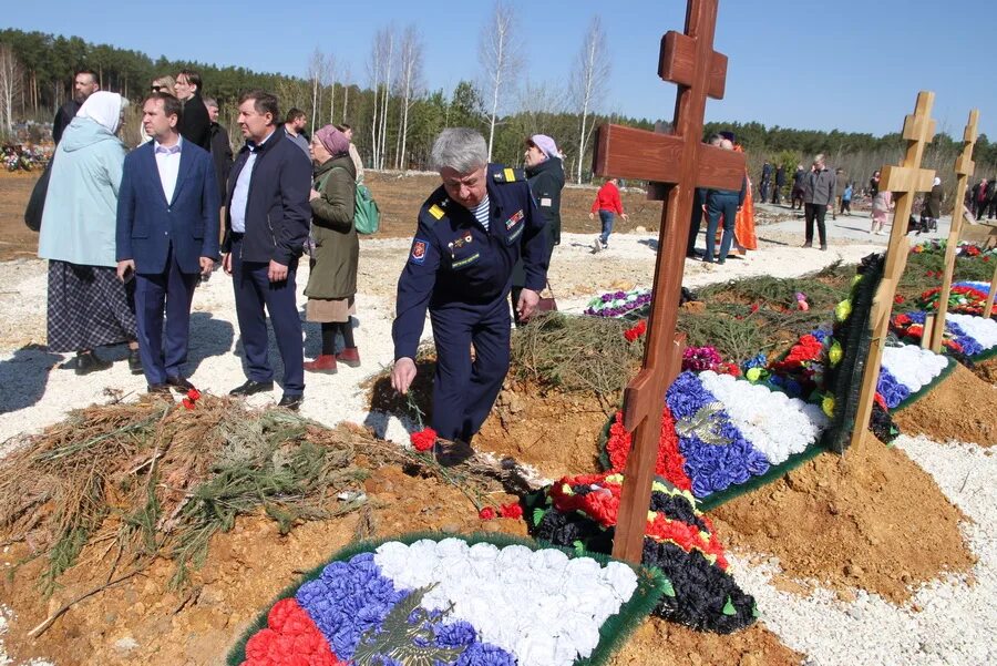 Кладбище похороненных сво. Кладбище Березовский Свердловская. Кладбище Вагнера в Березовском. Могила. Захоронение Свердловск.