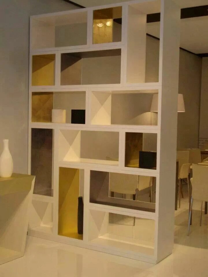 Деревянные стеллажи для зонирования комнаты. Книжный стеллаж во всю стену. Полки в комнату. Стеллаж для зонирования комнаты. Стеллажи для зонирования пространства в комнате.