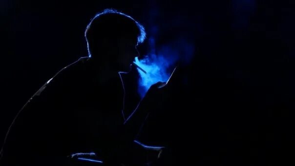 Как называется песня в темноте. Человек курит в темноте. парень курит в темноте. мужчина с сигаретой в темноте. парень с сигаретой в темноте.