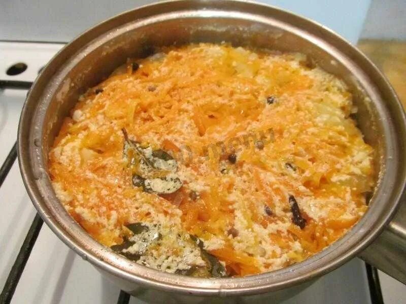 Минтай в кастрюле с луком и морковью. Минтай тушеный с морковью и луком. минтай с морковью и луком. минтай тушеный с морковью. минтай с морковью и луком в майонезе.
