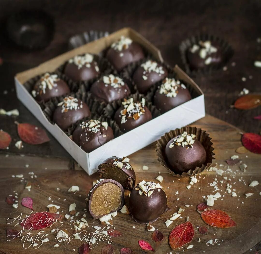 красивые коробки конфет. конфеты "ферреро роше". коробка конфет на столе.