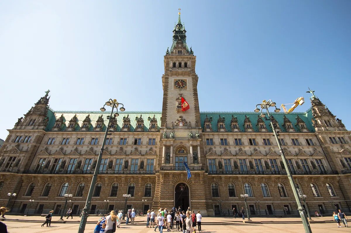 Ратуша в берлине. Das rathaus. Das rathaus. Неоренессансная ратуша гамбург. Красная ратуша и церковь св марии в берлине.