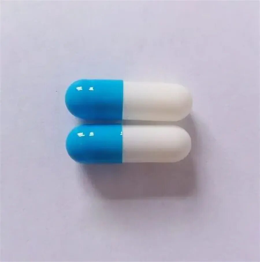 Недорогие таблетки в капсулах. Капсулы белая и синяя для мужчин. Таблетки в капсулах дешевые 300гр. Таблетки в больших капсулах дешевые.