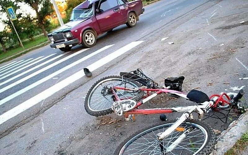 Сбил велосипедиста на пешеходном. Велосипед на дороге. Разбитый велосипед.