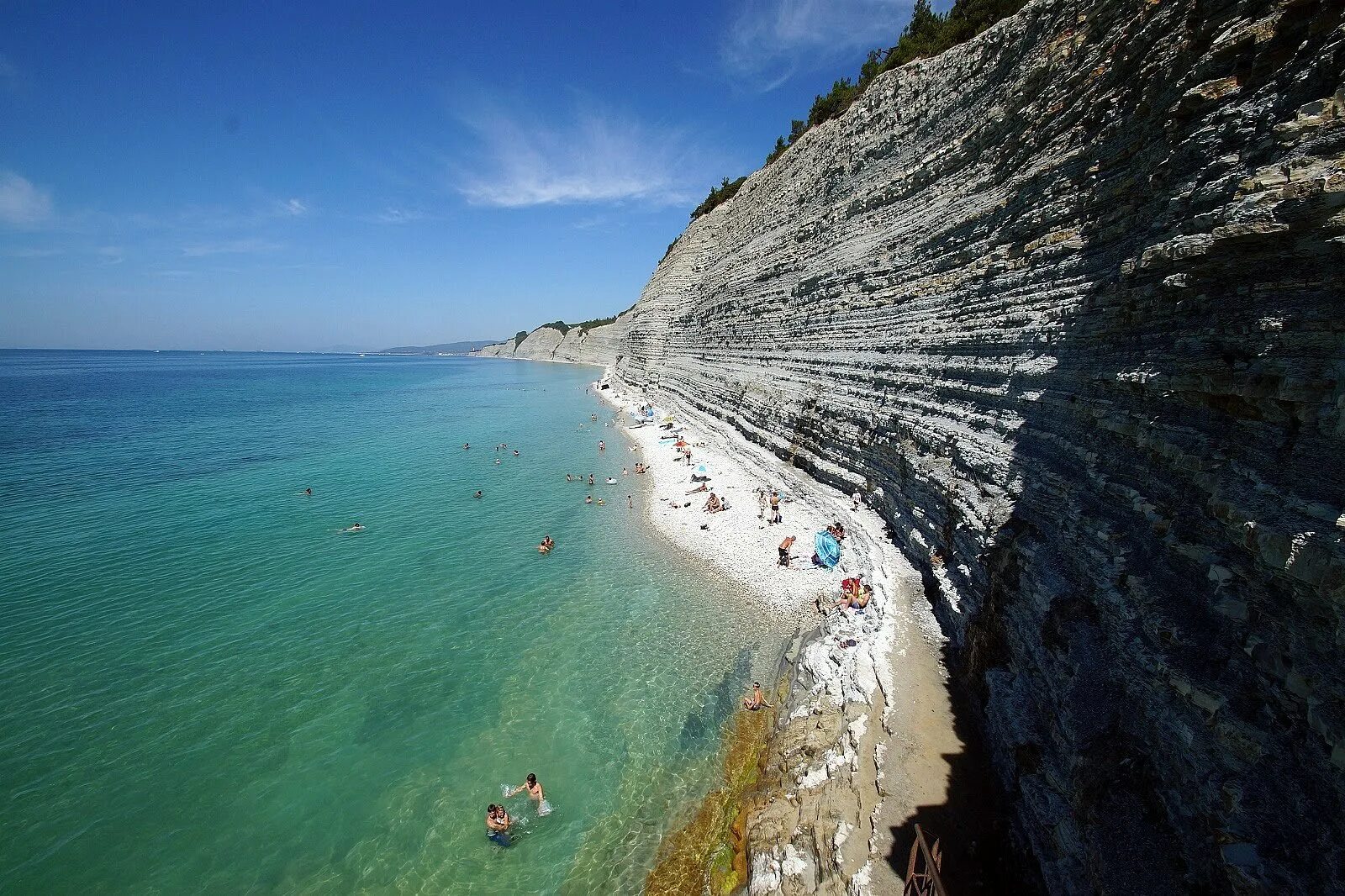 Мыс дооб кабардинка. Гора дооб кабардинка. Бетонная стена с трещинами. Трещины на штукатурке. Скала киселёва мыс кадош.