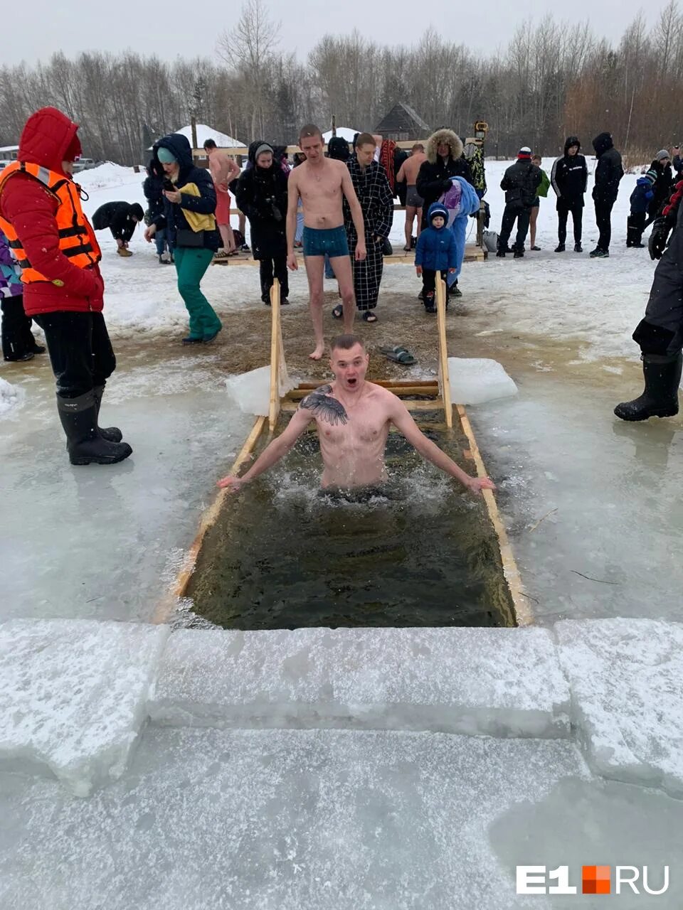 Какого числа ныряют в прорубь. Прорубь в екатеринбурге шарташ. крещение прорубь. крещенские ныряния. ныряние в прорубь на крещение.
