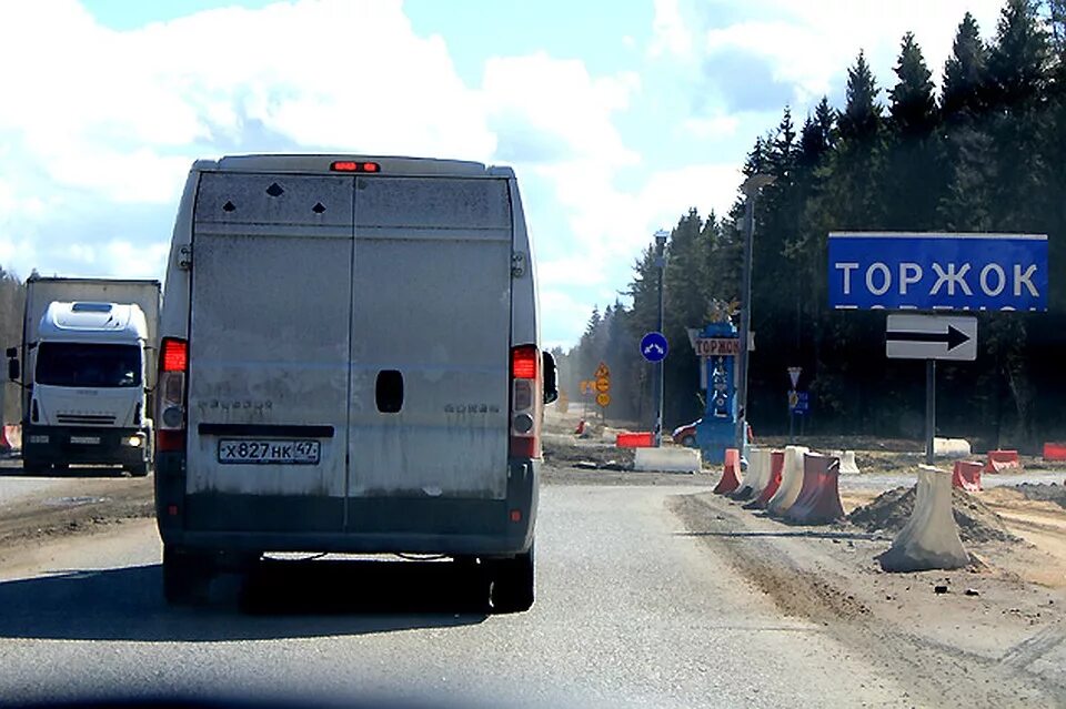 Москва торжок на машине. Вышний Волочек трасса м10. Трасса Тверь Торжок м10. Дорога м-10 Вышний Волочек. Указатель Торжок.