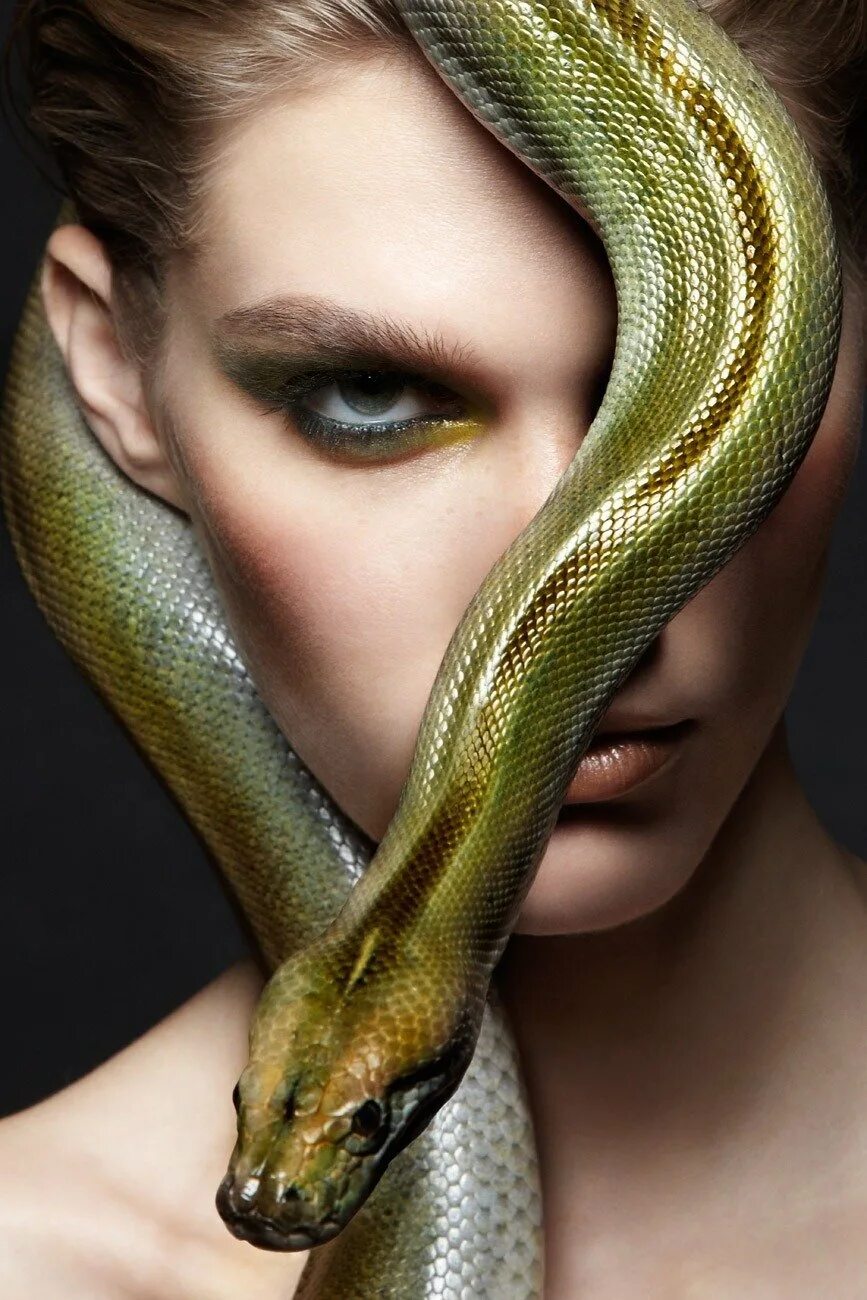 Женщины гадюки. Анфесибене змея. Макияж змеи. Девушка змея. Змеиный макияж.