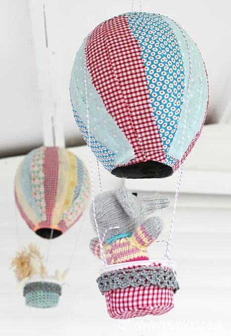 Мастер класс воздушный шар. Воздушный шар декор. Воздушный шар с корзиной декор. Воздушный шар с корзиной из ткани. Воздушный шар поделка.