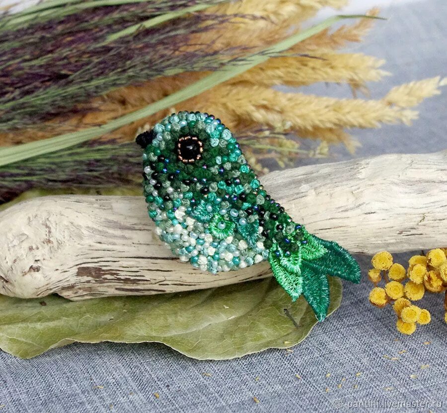 Браслет птица. Браслет из бисера птица. Брошь птица из бисера. Зелёная птичка интернет. Чешская брошь зеленая птичка.
