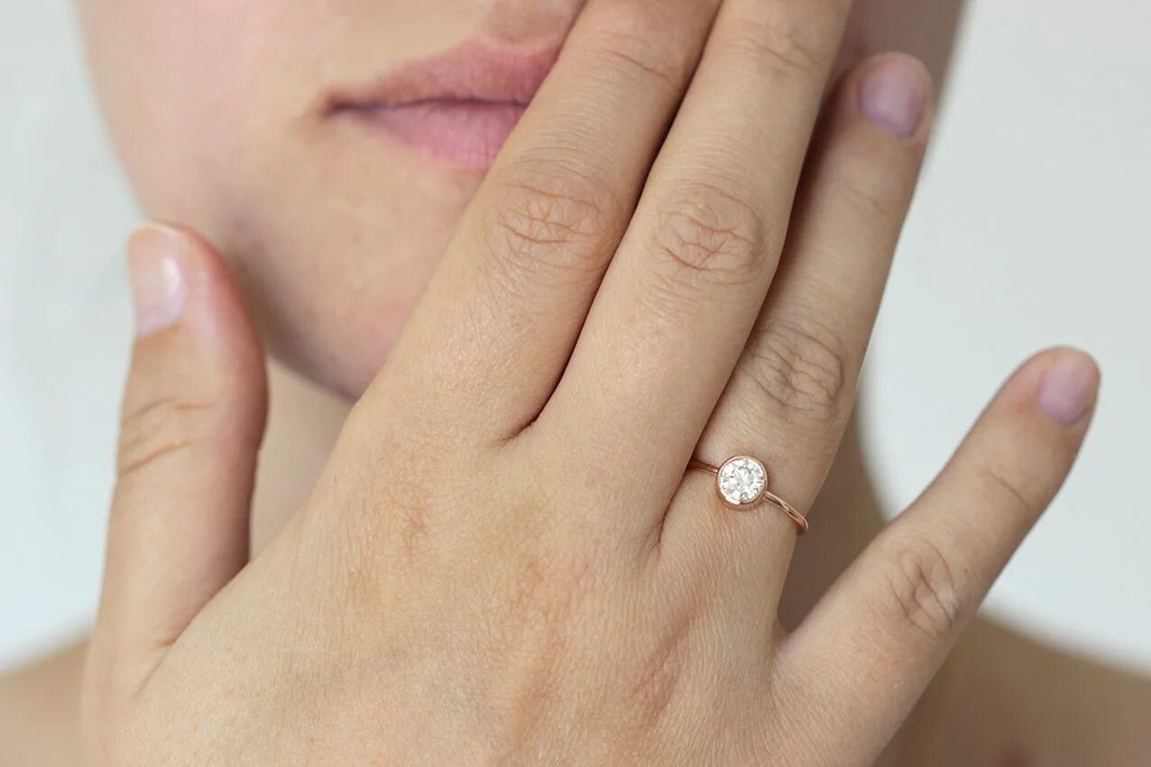 Обручальное кольцо в сочетании с помолвочным. Пусеты 5 карат. На каком пальце носят помолвочное кольцо. Как выбрать помолвочное кольцо форма пальцев.