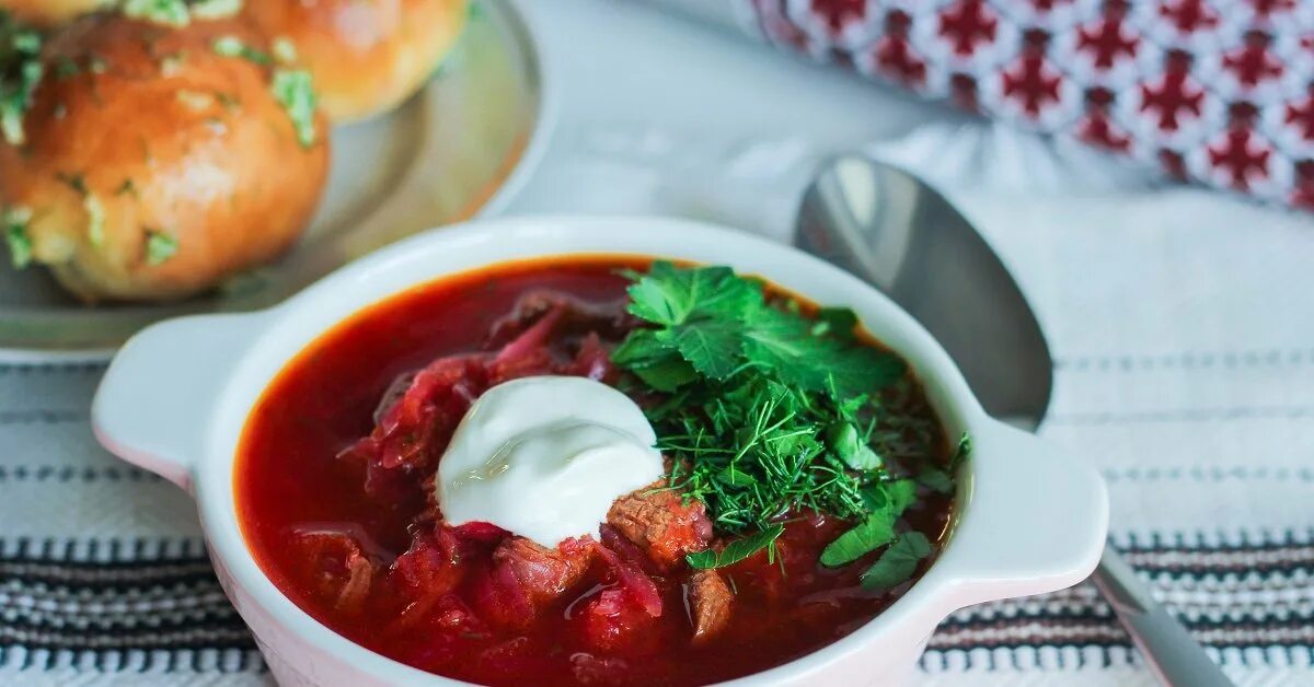 Борщ с говядиной рецепт и свежей капустой. Борщ с пампушками. Борщ украинский с пампушками. Кубанский борщ с пампушками. Борщ украинский с пампушками с чесноком.