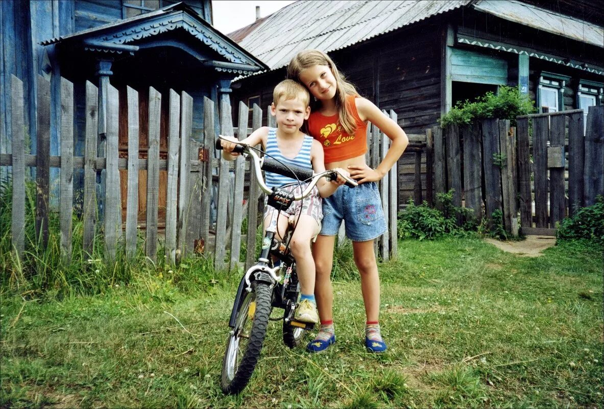 мальчик и девочка в деревне. с сестрой в деревне у бабушки. с сестрой в деревне у бабушки. лето в деревне. детство в деревне.