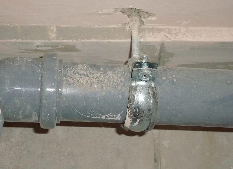 Крепления под трубы канализации к1. Крепление для канализационных труб 110. Хилти крепление трубопроводов. Кронштейн для газовой трубы. Крепление полипропиленовой трубы к стене шпилька 110.