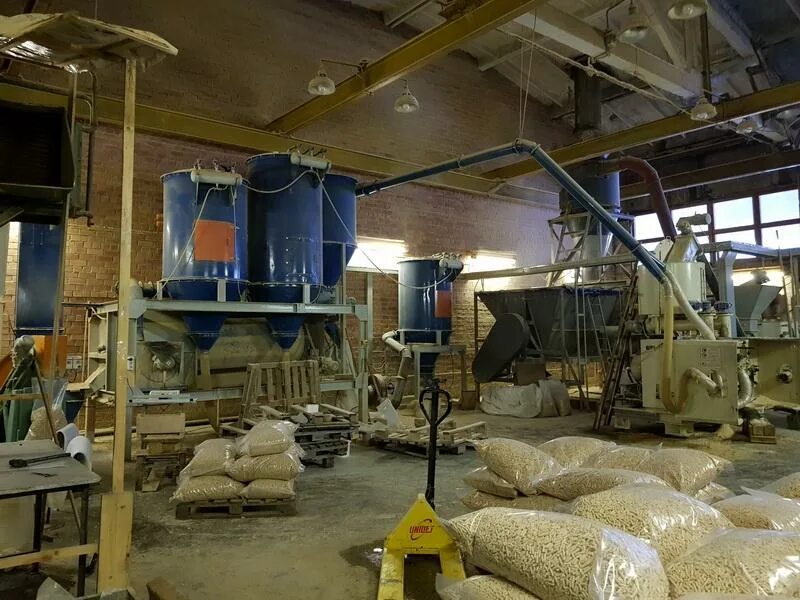 станок для производства древесного наполнителя. оборудование для производства наполнителя для кошачьего туалета. мини-гранулятор комбикорма zlsp 300. кошачий наполнитель древесный. станок для прессовки опилок в гранулы.