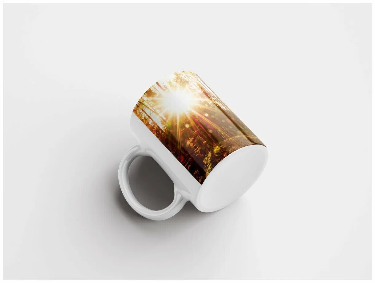 брызги кофе. кружка в падении. чашка падает со стола. падающие чашки. падающая чашка.