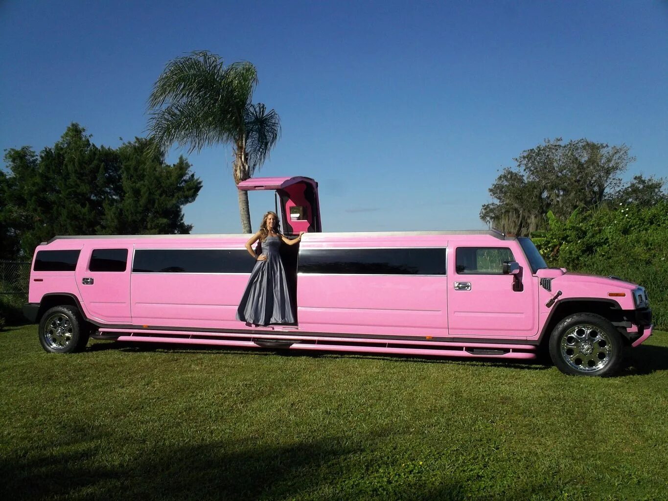 Большие длинные машины. Hummer h2 лимузин Pink. Лимузин Хаммер h2 США. Хаммер h2 розовый. Розовый Хаммер лимузин.