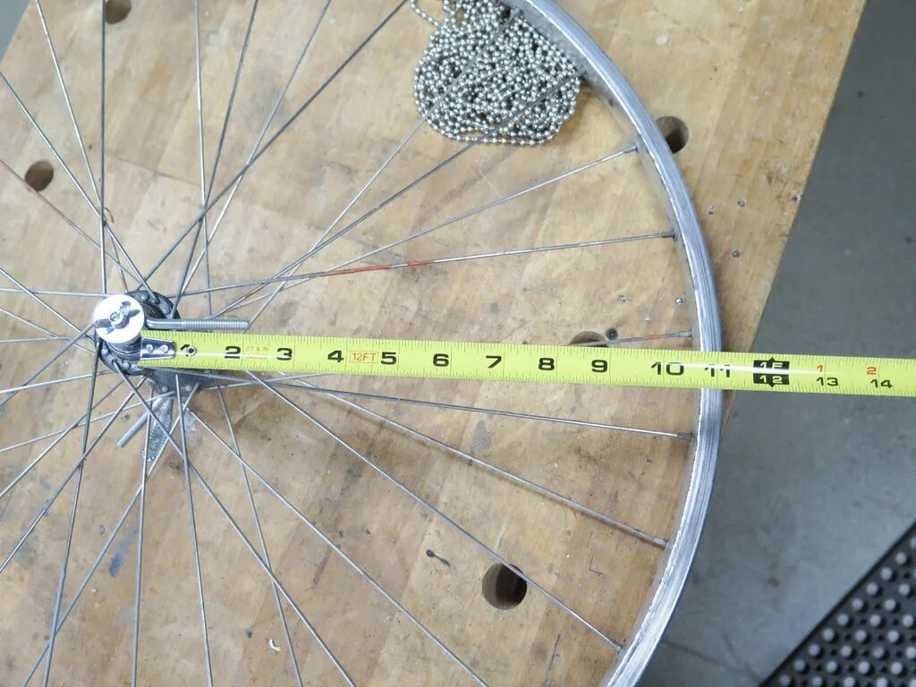 Как измеряется диаметр колеса велосипеда детского. Как мерить колеса. Как мерить колеса. Спица заднего колеса 26 дюймов размер. Размер велосипедных колес 700c.