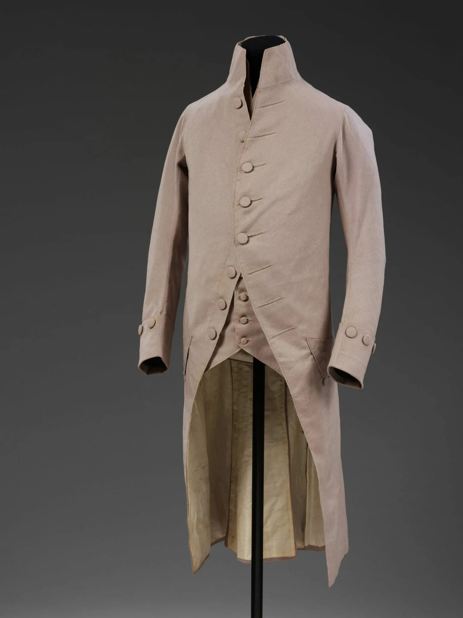 Сюртук также считался. Одежда 18 века мужская. Сюртук. Сюртук мужской. Длинный сюртук.
