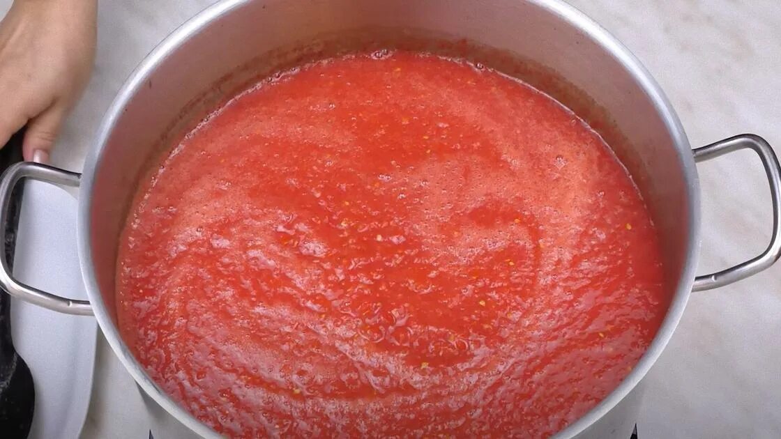 Сколько соли на 1 томатного сока. Гомогенизация томатного сока. Выливаем в кастрюлю получившееся томатное пюре. Сыпь от томатной пасты. Красное пятно от томатного сока.
