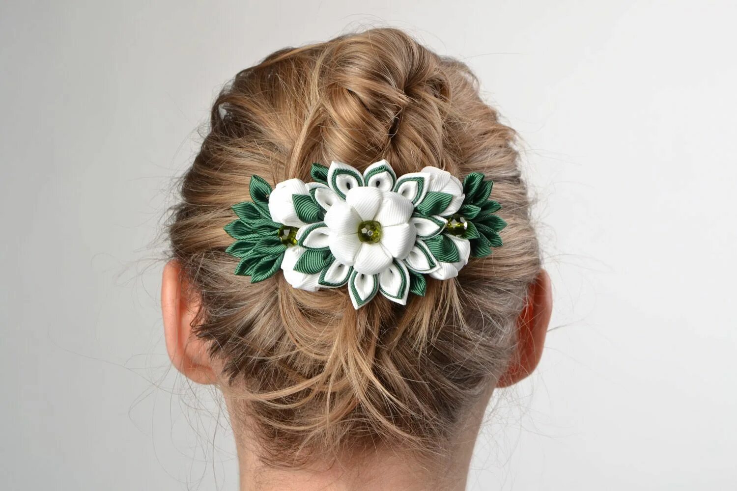 Канзаши заколки для волос. Заколки канзаши для женщины. Красивые заколки. Канзаши для волос. Украшения для волос из лент.