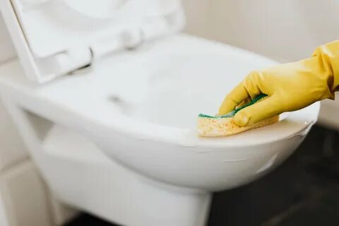 Мыть грязный унитаз