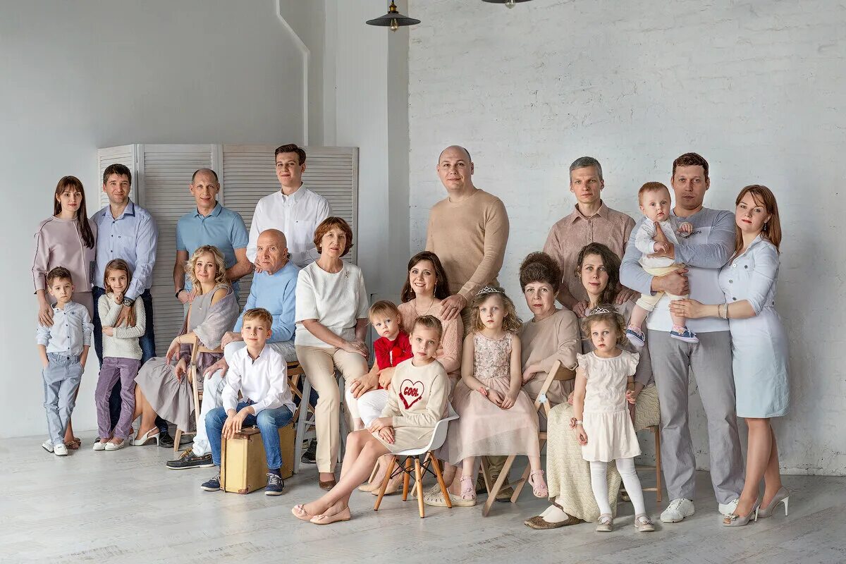 Фотосессия большой семьи. Большая семья. Фотосессия большой семьи в студии. Семья несколько поколений. 25 человек и 25 родителей