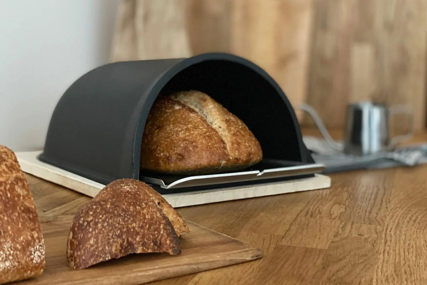 Печь хлеб в форме. Чугунная печь fourneau Bread Oven. Кастрюля для выпечки хлеба. Форма для выпечки хлеба в духовке. Кастрюля для выпечки хлеба в духовке.