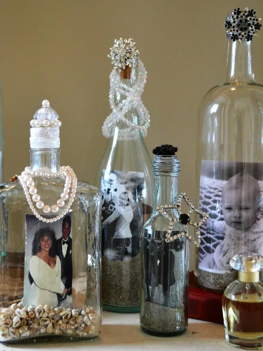 Из бутылок стеклянных своими руками сделать. Декор стеклянных бутылок. Декорация стеклянной бутылки. Декор из пустых стеклянных бутылок. Декорирование стеклянных бутылок.
