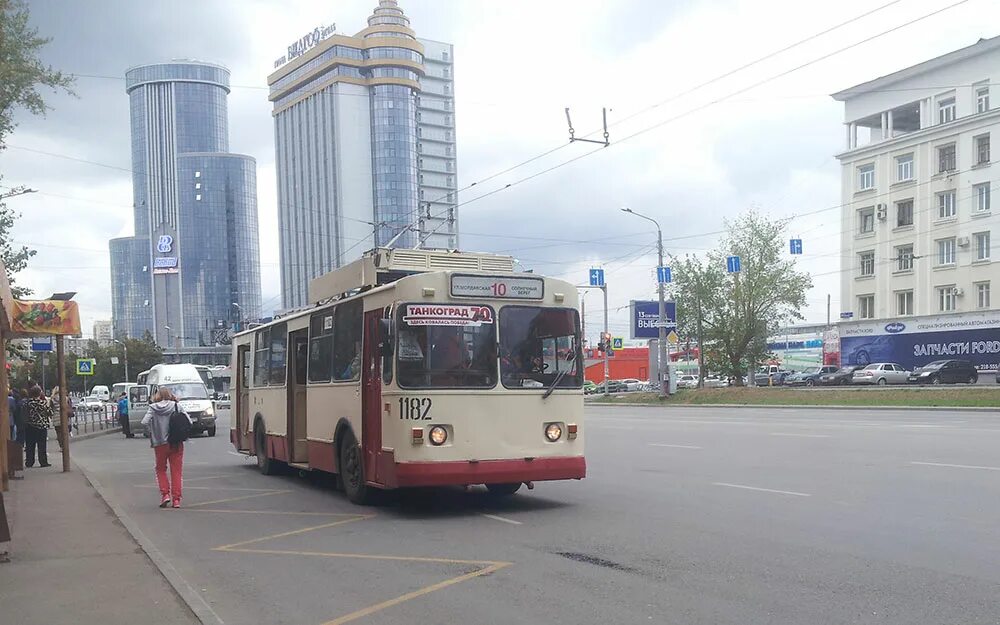 Общественный транспорт челябинска в реальном времени. Транспорт Челябинск. Челябинский троллейбус. Общественный транспорт Челябинск. Троллейбус обогнал троллейбус.