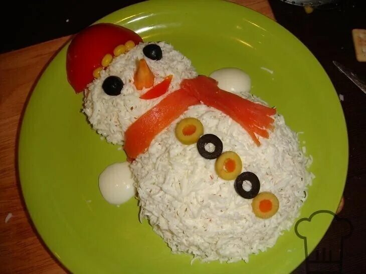 салат в виде снеговика. украшение салата снеговик. салат снеговик. салат в виде снеговика. салаты на новый год.