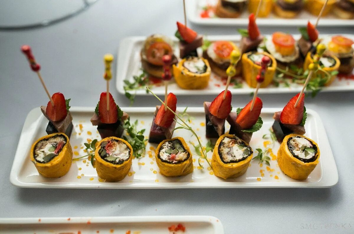 Холодные закуски. Горячие закуски на фуршет. Холодные закуски для фуршета. Закуски на фуршетный стол. Банкетные холодные закуски.