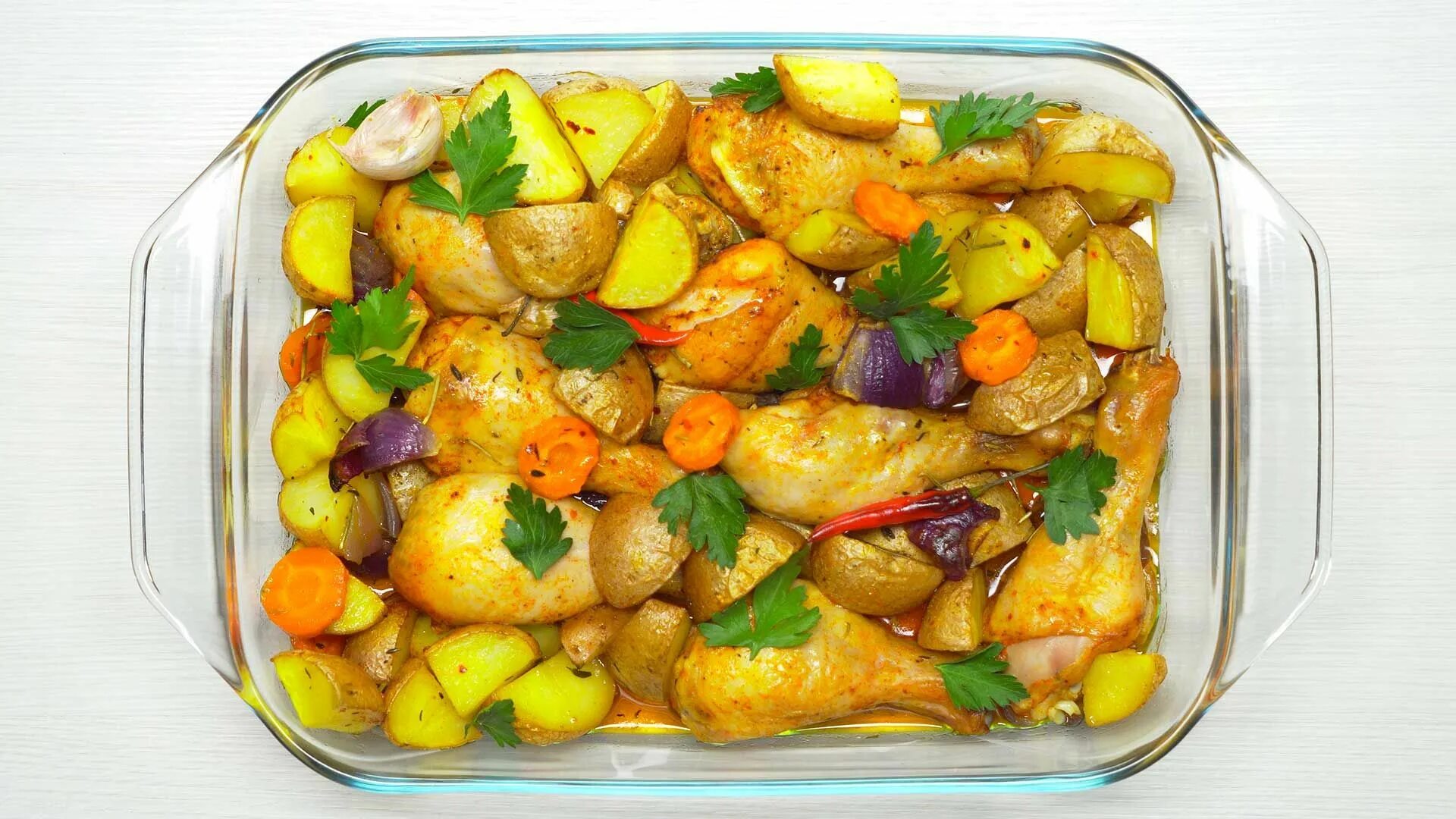 Запеченные ножки с картошкой. Куриные ножки с картофелем. Куриные ножки запеченные с картофелем. Картошка с морковкой в духовке