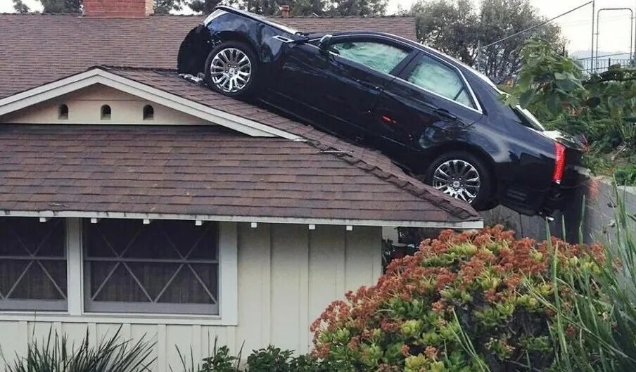 Car fails. Машина на крыше дома. Машина заехала в дом. Крыши припаркованных машин. Автомобиль под наклоном.